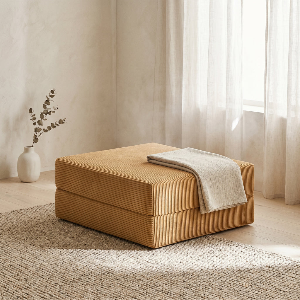 Pouf modulable Lové en velours côtelé, coloris Miel, en situation